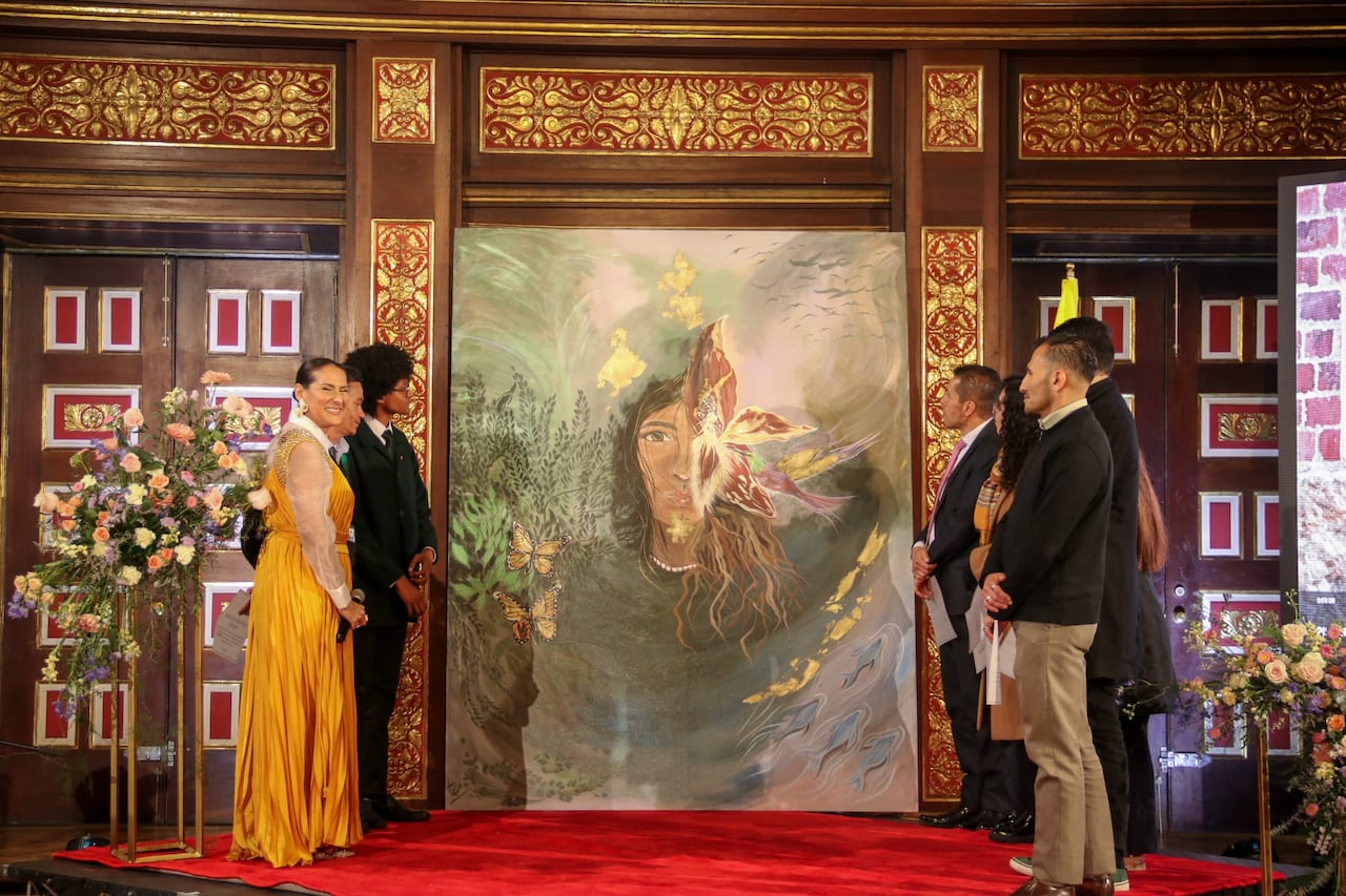 Liliana Martínez fue la primera artista colombiana en pintar una obra en vivo dentro del palacio junto a funcionarios diplomaticos de carrera.