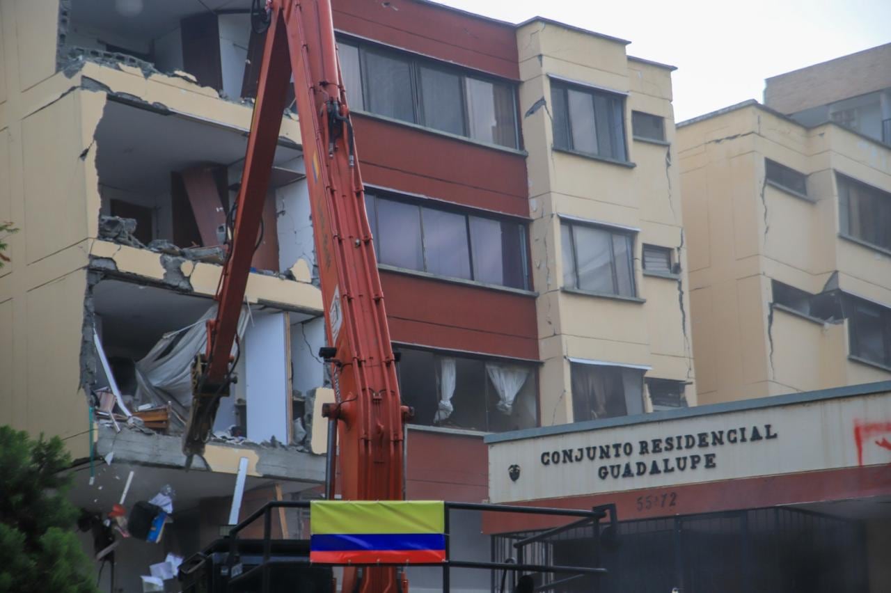 La maquinaria especializada ingresó a la Unidad Residencial Guadalupe para comenzar el proceso de demolición mecánica controlada.