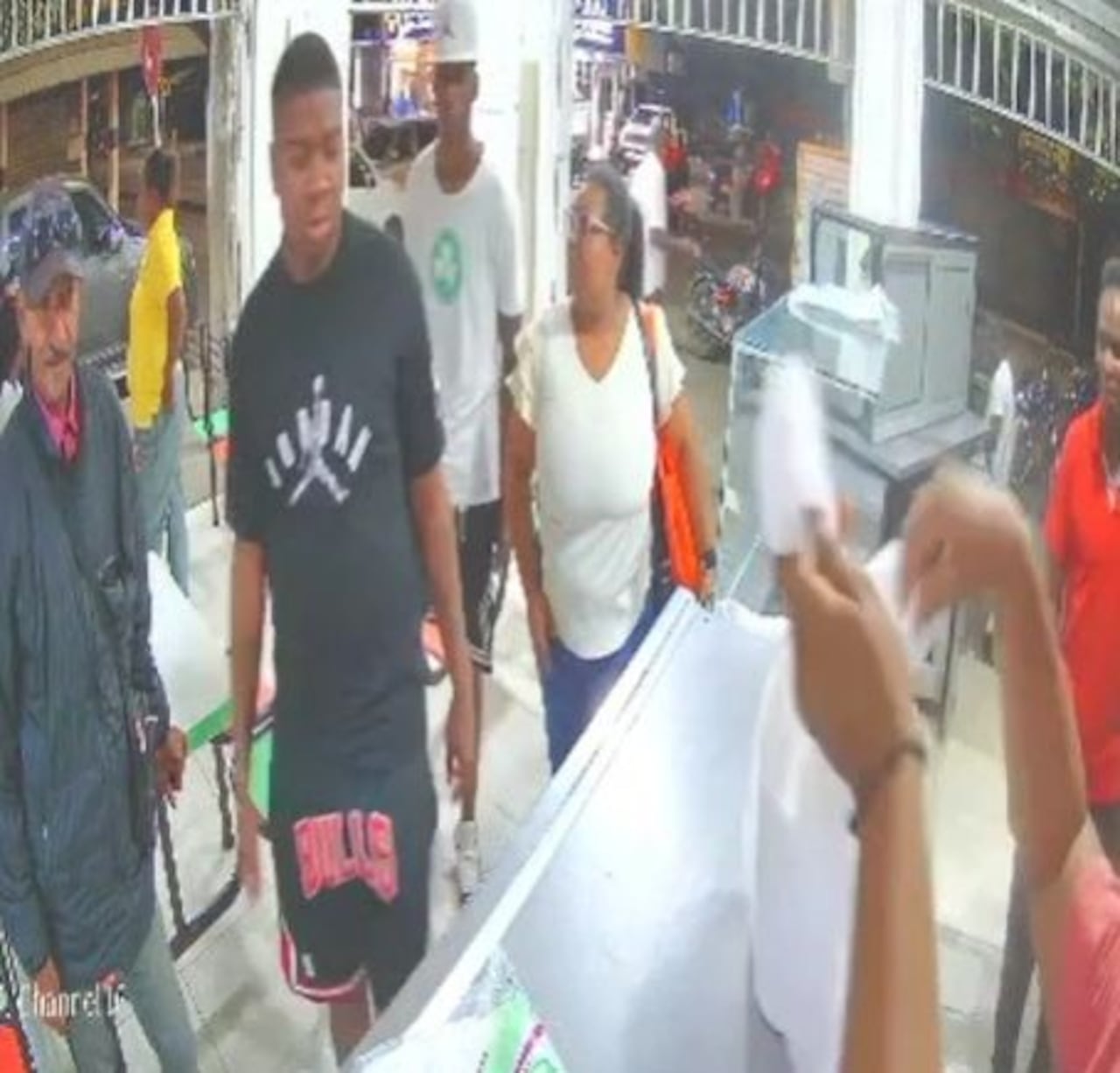 Dos hombres ingresaron sin levantar sospechas a un asadero de pollos en el centro de Puerto Tejada, simulando ser clientes, después amenazaron a la trabajadora para así hurtar el dinero, producto de las ventas.