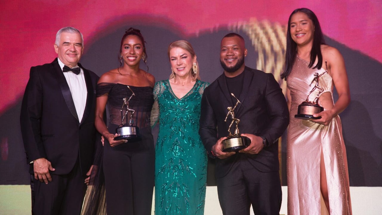 De izquierda a derecha: Ciro Solano, presidente del COC; Natalia Linares, atleta de salto largo; Patricia Duque, ministra del deporte; Yeison López, atleta de levantamiento de pesas; y Stefany Cuadrado, ciclista en la modalidad de pista.