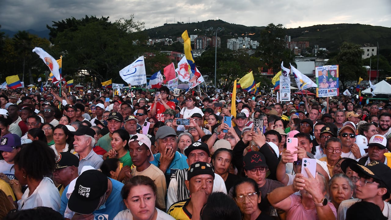 Ivan Cepeda en campaña presidencial, parque de las banderas, Cali.