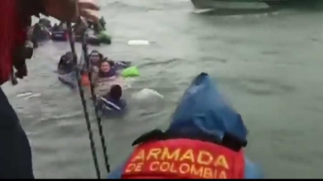 Rescate de los pasajeros del barco 'Don Alfredo', el cual naufragó en aguas del mar Pacífico.