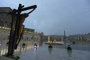 En una imágen inédita, el Papa rezó en solitario frente a la explanada vacía de la Plaza de San Pedro.