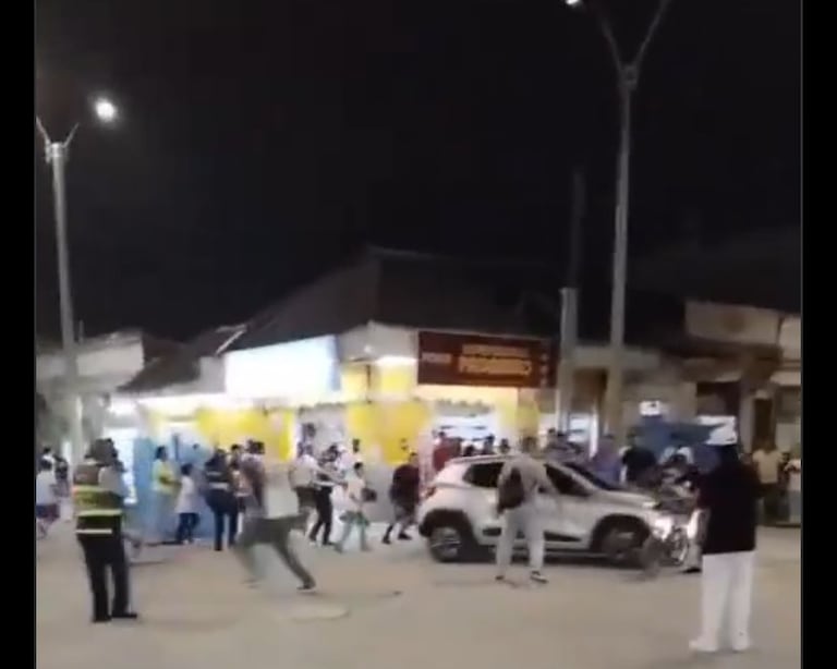 En videos, quedó registrado el momento en el que el conductor huye del lugar.