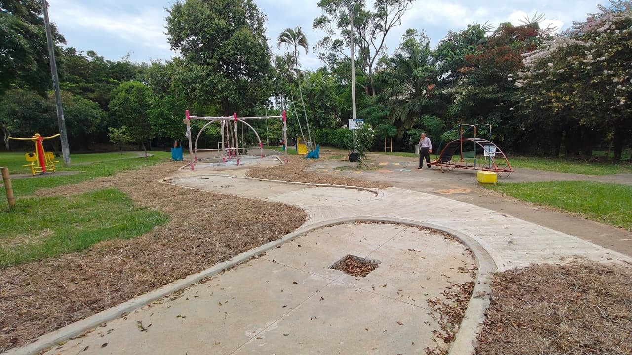 Residentes del sector señalan que algunas áreas del parque presentan condiciones que dificultan su uso, especialmente en temporada de lluvias.