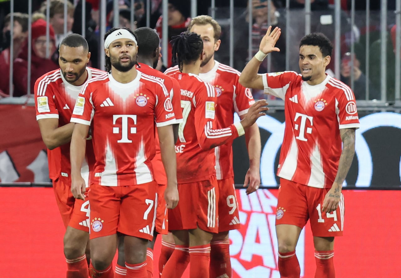El delantero colombiano #14 del Bayern Múnich, Luis Díaz (der.), celebra con sus compañeros un gol durante el partido de la Bundesliga alemana entre el FC Bayern Múnich y el TSG 1899 Hoffenheim en Múnich, sur de Alemania, el 8 de febrero de 2026. (Foto de Alexandra BEIER / AFP)