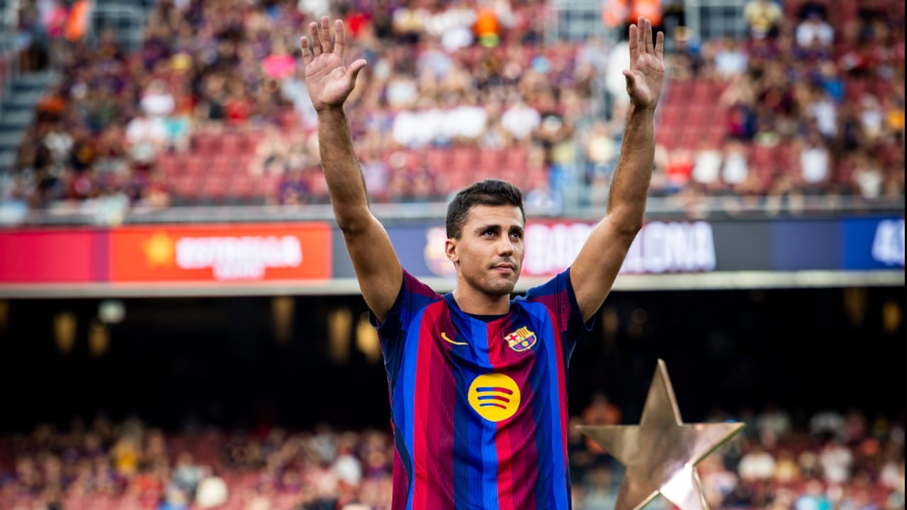 Rodri agradece la ovación de los hinchas del FC Barcelona en su presentación.