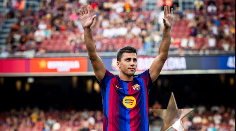 Rodri agradece la ovación de los hinchas del FC Barcelona en su presentación.