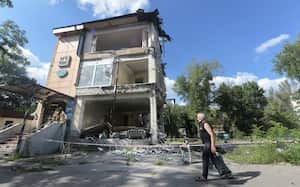 Un hombre pasa junto a un edificio en ruinas en el centro de Donetsk el 12 de agosto de 2023, la capital del autoproclamado estado de la República Popular de Donetsk (RPD) en el este de Ucrania. (Foto de referencia)