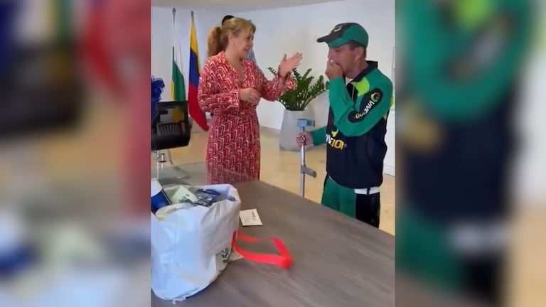 Vendedor de Vive 100 que donó un cuaderno y tres lápices en Neiva recibió apoyo tras hacerse viral.