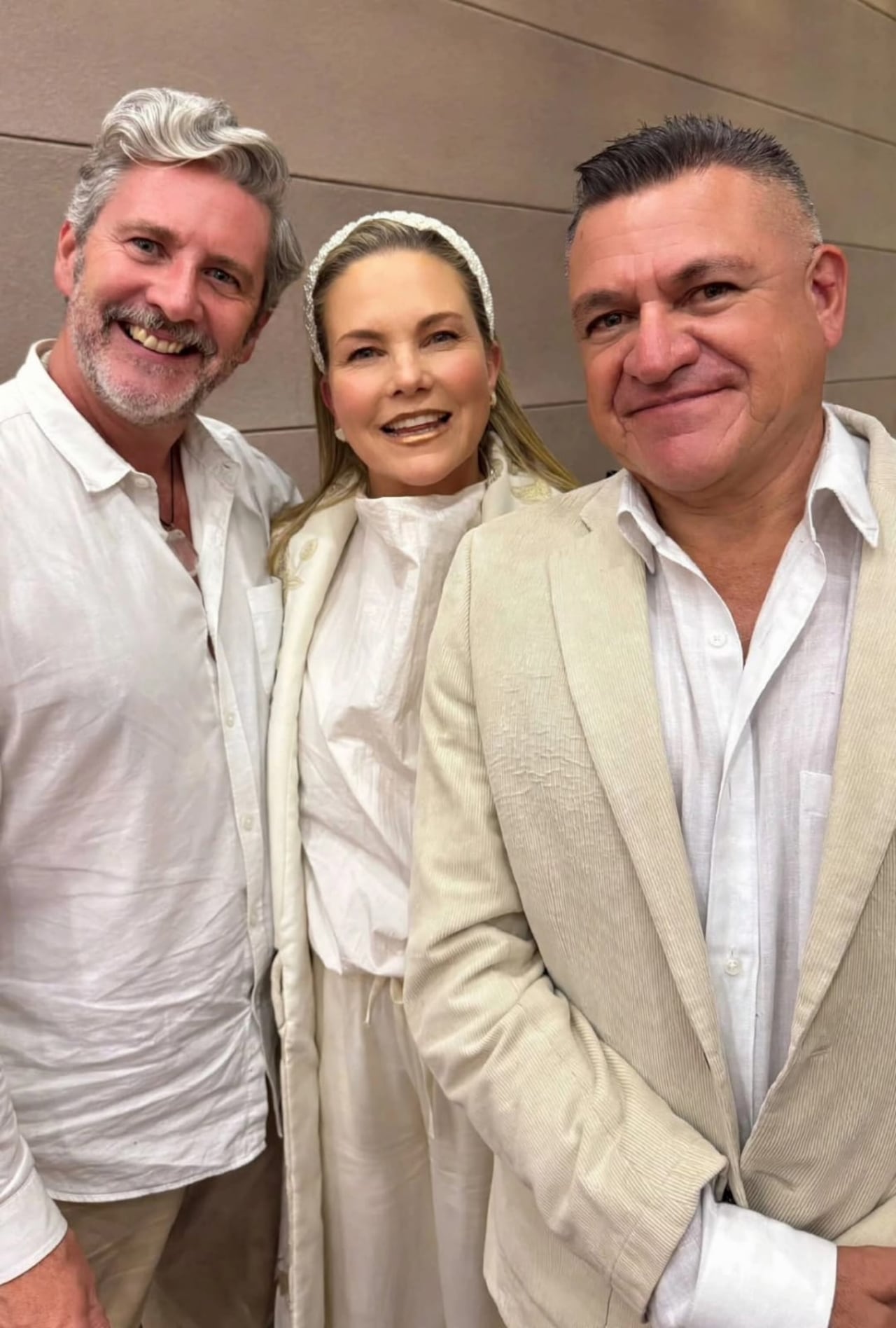Krish Benvenuti con Xiomara Xibillé y Asdrual Lozano, enseñante de yoga y bienestar,