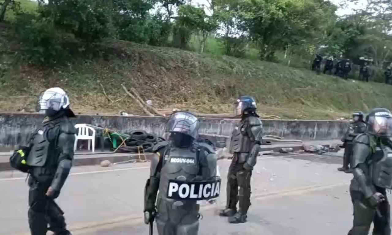 Fuerza pública interviene en lugar de la protesta, sector de Puerto Arturo donde comunidades indígenas protestan porque no retiran una base militar de esta parte del país.