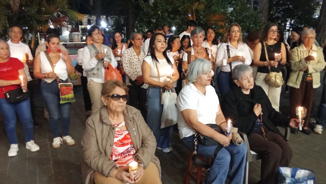 Durante la concentración, Luis Felipe Revelo, hijo de la comerciante, agradeció el respaldo recibido por parte de la ciudadanía y pidió que continúen las manifestaciones de apoyo hasta lograr el regreso de su madre.