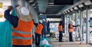 Los trabajadores se dividen en varios frentes para atender las reparaciones que cada estación necesita de manera simultánea.