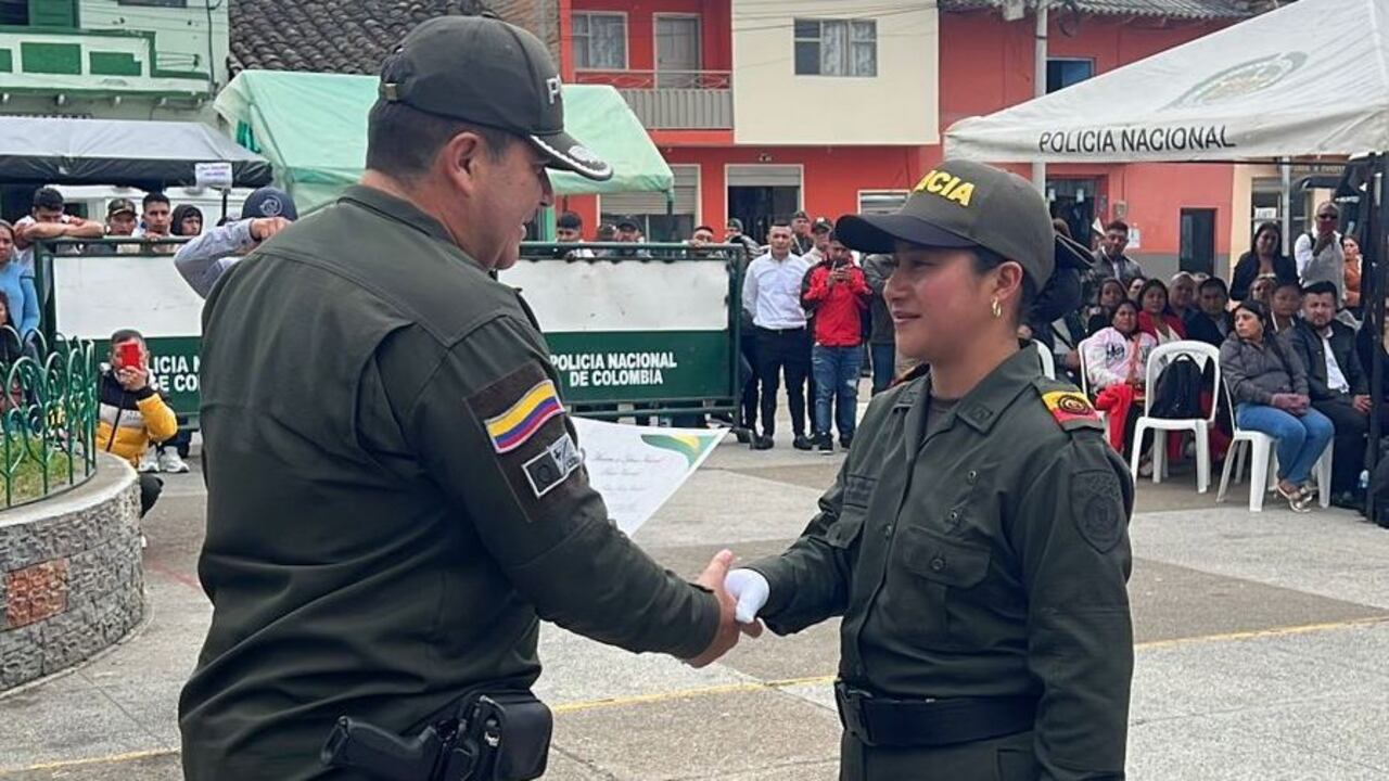 Los nuevos Auxiliares de Policía recibieron amplia capacitación en temas como derechos humanos, manejo de conflictos, técnicas de prevención del delito, policía comunitaria, primeros auxilios, normativa legal y educación en valores, estas áreas de capacitación son esenciales para enfrentar los desafíos de la seguridad pública y servir a sus comunidades de manera efectiva.