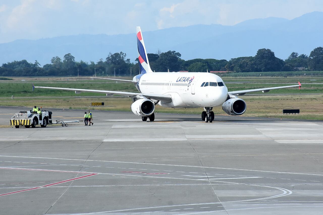 El aeropuerto Alfonso Bonilla Aragón cuenta actualmente con una sola pista de 3 kilómetros de largo y 45 metros de ancho.