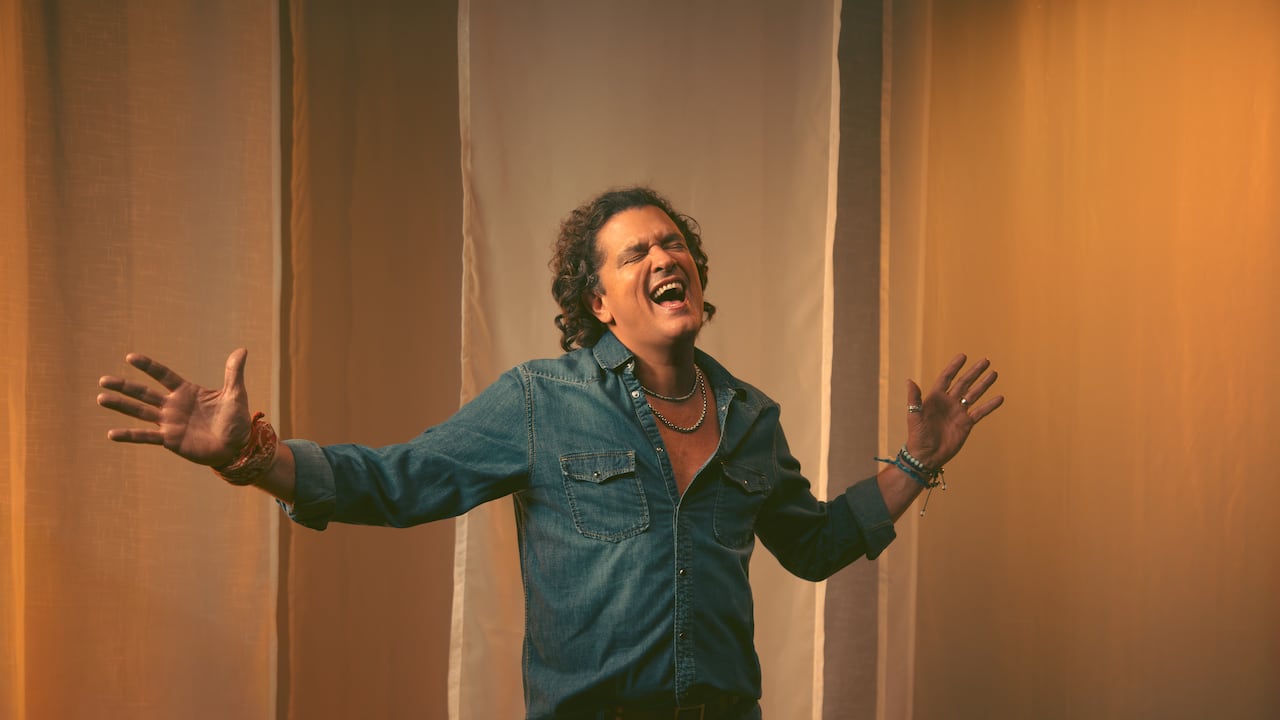 Carlos Vives ha dedicado más de tres décadas a su proyecto musical que tiene una mezcla de ritmos del Caribe, instrumentos indígenas y guitarras eléctricas. Foto: Cortesía Paola España Comunicaciones.