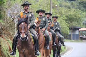 Un grupo especial de carabineros recorre la vía a Dapa en un esfuerzo por mejorar la seguridad del sector.