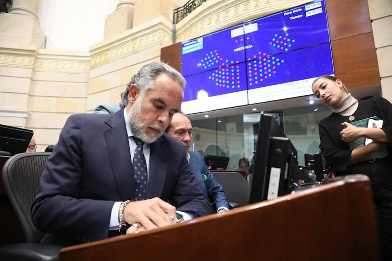 Armando Benedetti, ministro del Interior, se encuentra en la plenaria.
