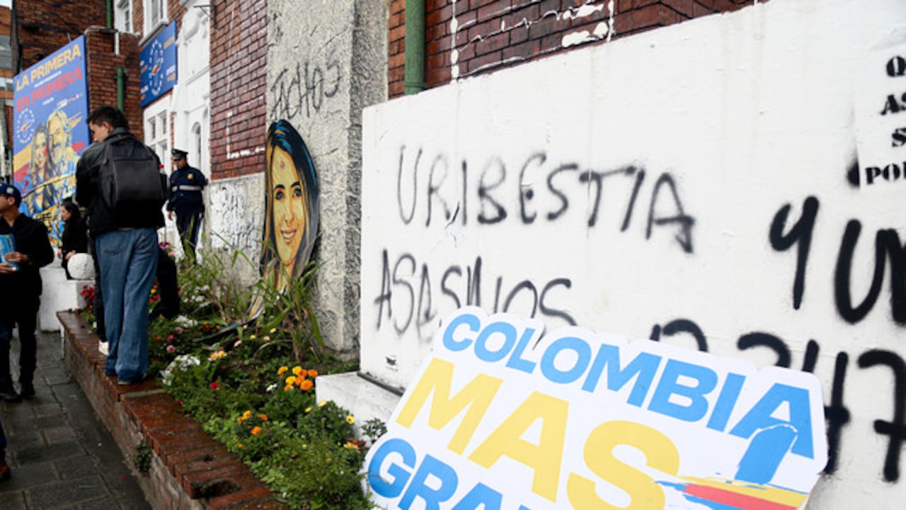 La sede de campaña en Bogotá de la Candidata Paloma Valencia y su fórmula Vicepresidencial Juan Daniel Oviedo fue vandalizada en medio de una movilización que avanzó por la carrera séptima de la capital. (Colprensa - Lina Gasca)