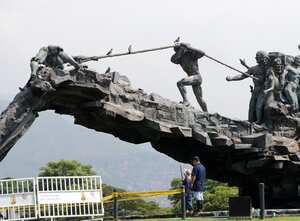 Cali: Monumento a la Solidaridad, luego de diez días haberse caído continua en igual condiciones, solamente un cercado de seguridad es lo novedoso