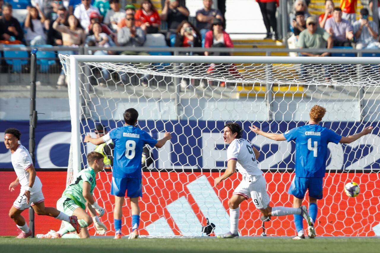 El delantero estadounidense #09 Marcos Zambrano (2.º der.) celebra el segundo gol del mediocampista #10 Niko Tsakiris (fuera de cuadro) durante el partido de octavos de final de la Copa Mundial Sub-20 de la FIFA 2025 entre Estados Unidos e Italia en el Estadio El Teniente en Rancagua, Chile, el 9 de octubre de 2025. (Foto de Raúl BRAVO / AFP)