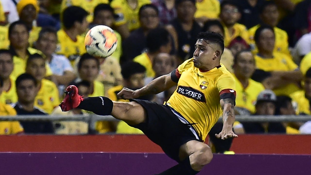 El defensa ecuatoriano Mario “Pitbull” Pineida, de 33 años y jugador del Barcelona de Guayaquil, fue asesinado a tiros.