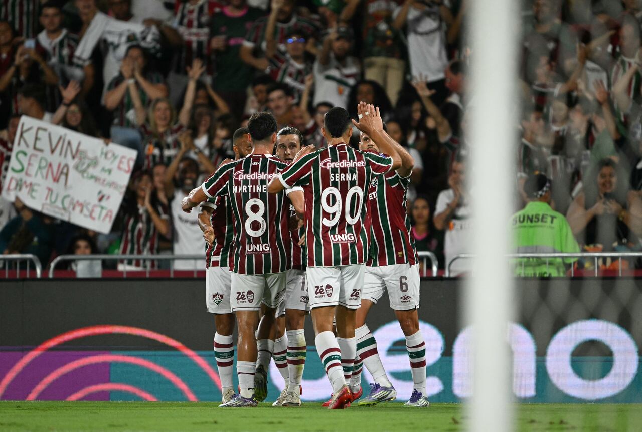 El centrocampista uruguayo #17 del Fluminense, Agustín Canobbio (centro), celebra con sus compañeros tras anotar el primer gol de su equipo durante el partido de vuelta de los cuartos de final de la Copa Sudamericana entre el Fluminense de Brasil y el Lanús de Argentina en el Estadio Maracaná de Río de Janeiro, Brasil, el 23 de septiembre de 2025. (Foto de Mauro PIMENTEL / AFP)