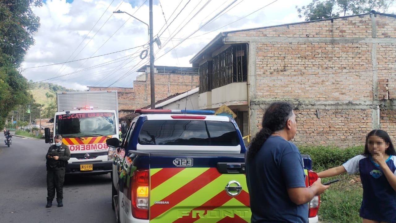El hallazgo se produjo en una casa de dos pisos que, según vecinos, llevaba varios años aparentemente abandonada.