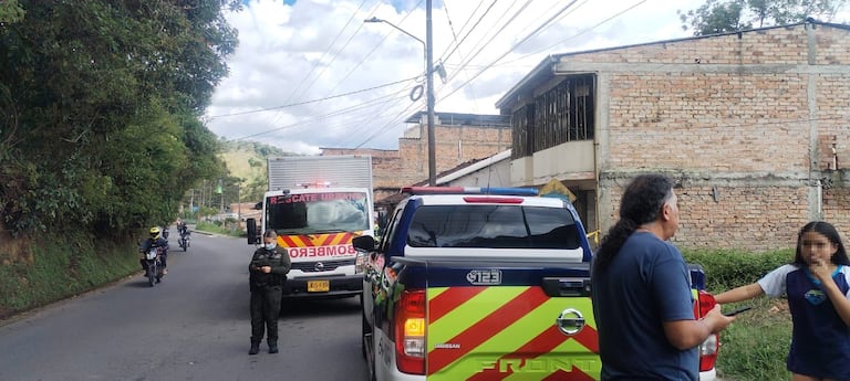 El hallazgo se produjo en una casa de dos pisos que, según vecinos, llevaba varios años aparentemente abandonada.