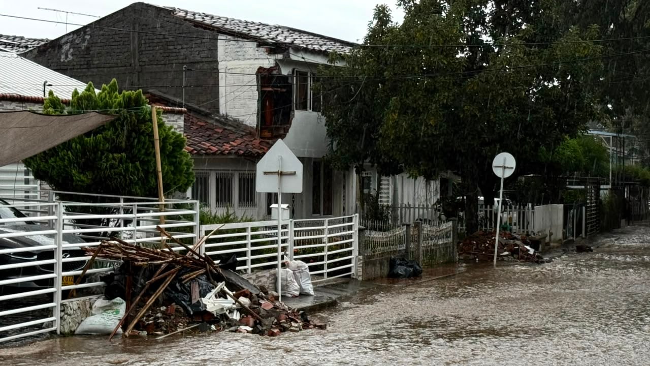 En Roldanillo, las familias cuyos techos quedaron averiados tuvieron que levantarse y buscar cómo proteger nuevamente sus viviendas frente al agua.