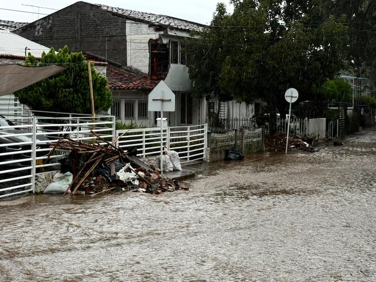 En Roldanillo, las familias cuyos techos quedaron averiados tuvieron que levantarse y buscar cómo proteger nuevamente sus viviendas frente al agua.
