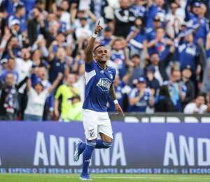 El delantero de Millonarios, Edgar Guerra, festeja uno de los tres goles que le marcó al Medellín, en la primera fecha de la Liga Betplay I-2024.