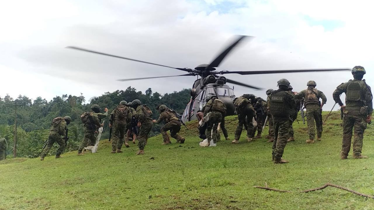Militares ecuatorianos custodian a los nueve presuntos integrantes del Frente Oliver Sinisterra capturados en la provincia de Esmeraldas.