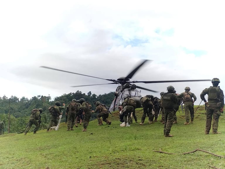 Militares ecuatorianos custodian a los nueve presuntos integrantes del Frente Oliver Sinisterra capturados en la provincia de Esmeraldas.