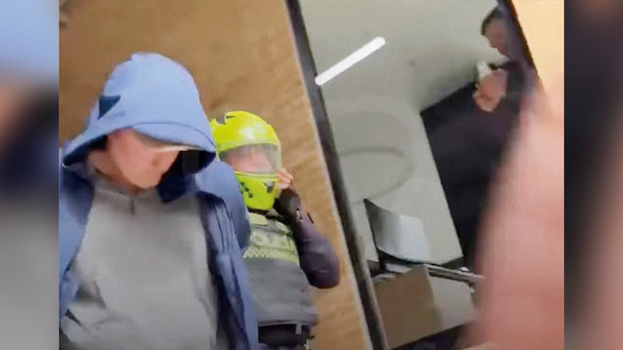 Grant Gail siendo escoltado por la Policía Nacional.