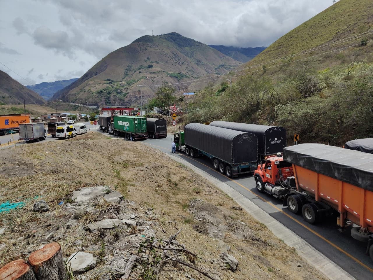 Viajar a Buenaventura se convirtió en un calvario por extensos trancones en la vía
