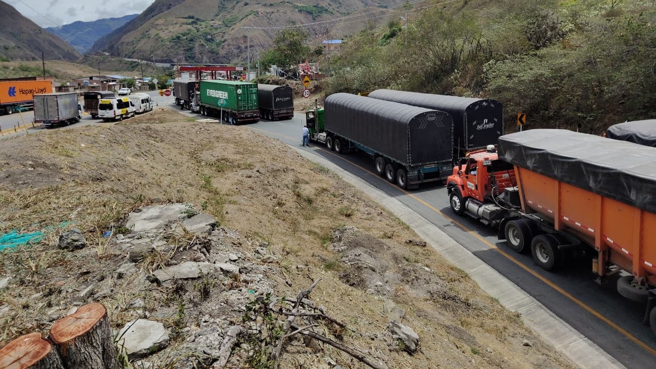Viajar a Buenaventura se convirtió en un calvario por extensos trancones en la vía