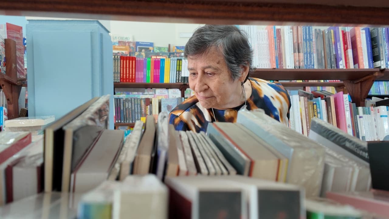 Aura Bustamante es la librera más antigua de Colombia, con 52 años en el oficio.