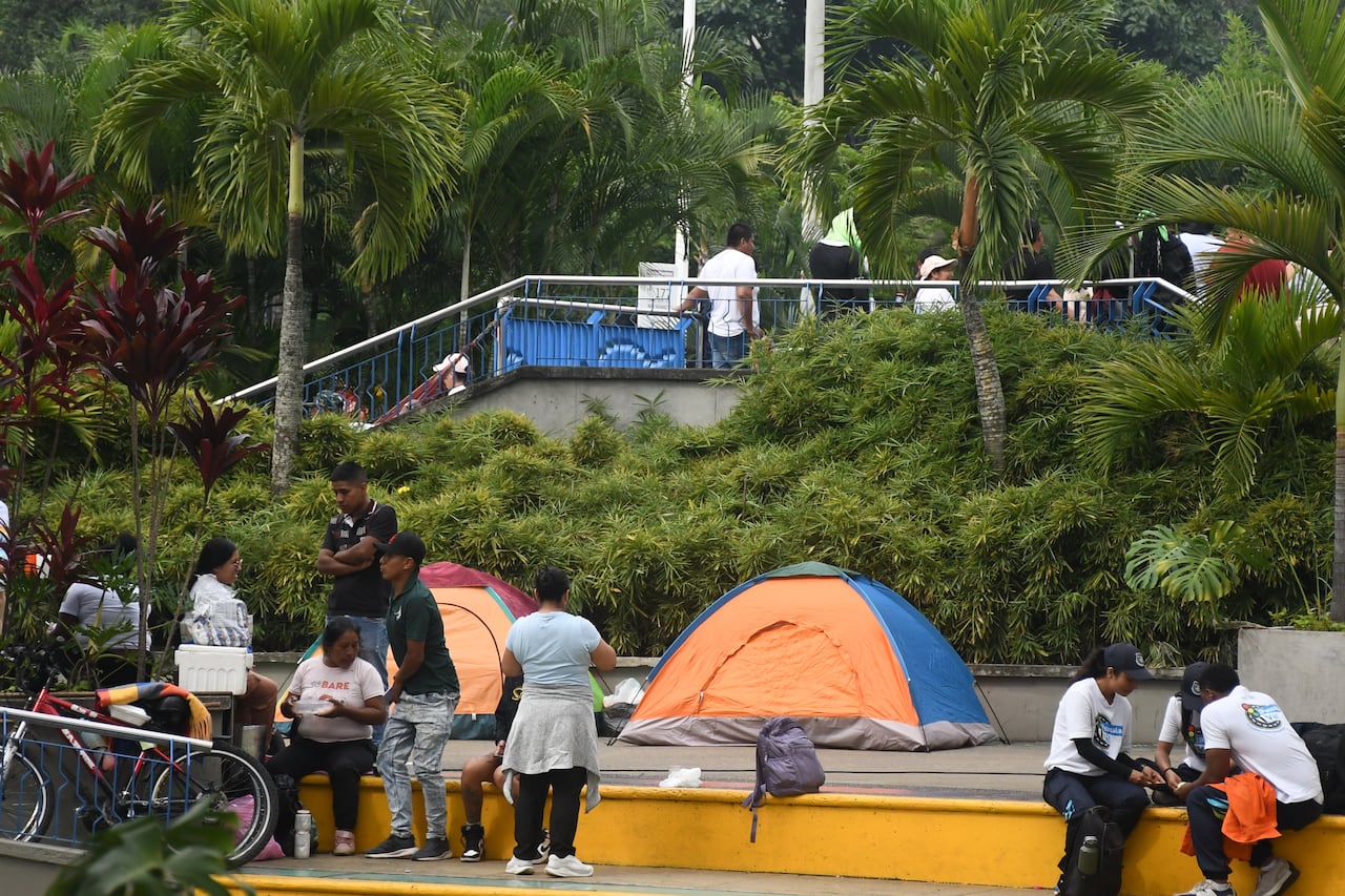 Cali: Protesta de la Minga Indígena Cali en la Plazoleta Jairo Varela. Exigiendo vivienda digna