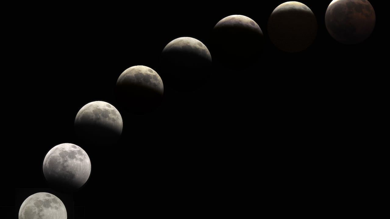Durante la noche del jueves 27 de agosto y la madrugada del viernes 28, la luna protagonizó un eclipse lunar parcial. Así se vio en Cali. Foto: Jorge Orozco/ El País