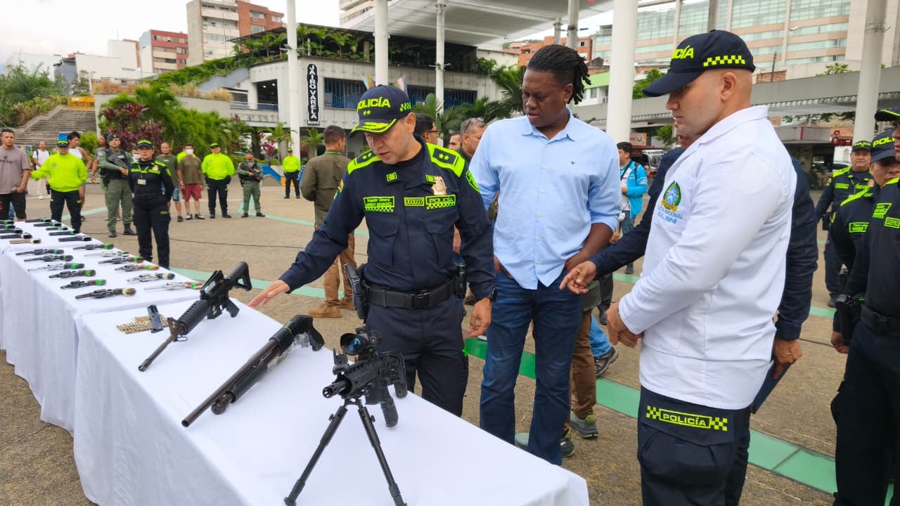 Autoridades refuerzan seguridad: capturas por homicidio y decomiso masivo de armas en Cali.