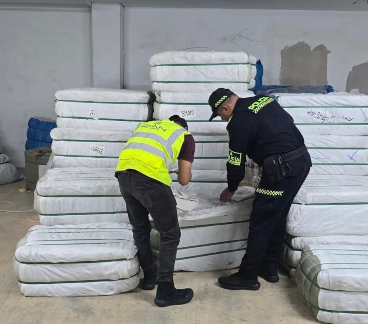 El allanamiento dejó como resultado la aprehensión de mercancías avaluadas en 7.900 millones de pesos.