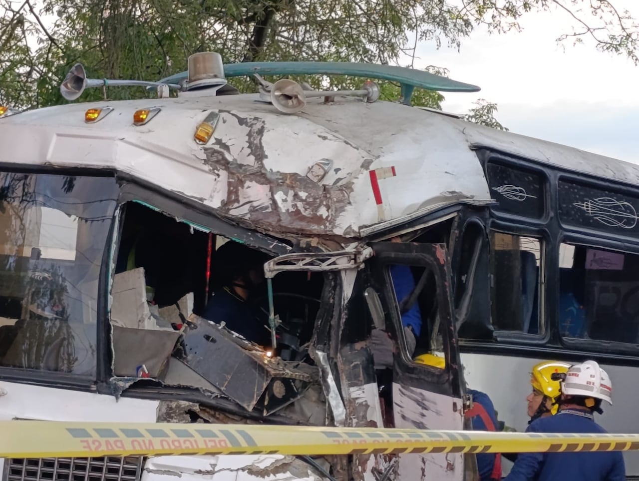Accidente de tránsito en la vía Palmira–Amaime. Se observa colisión entre un bus y un tren cañero.
