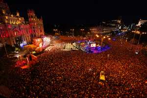 Los aficionados de España se reúnen en la Plaza Cibeles de Madrid, esperando celebrar con los jugadores de la selección española de fútbol, el 15 de julio de 2024, después de que España ganara la final de la UEFA Euro 2024 entre España e Inglaterra. (Photo by OSCAR DEL POZO / AFP)