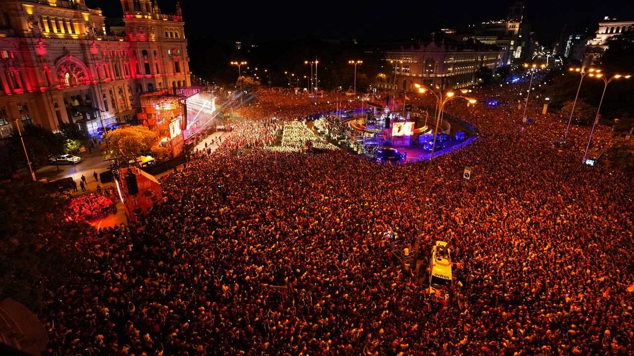 Los aficionados de España se reúnen en la Plaza Cibeles de Madrid, esperando celebrar con los jugadores de la selección española de fútbol, el 15 de julio de 2024, después de que España ganara la final de la UEFA Euro 2024 entre España e Inglaterra. (Photo by OSCAR DEL POZO / AFP)