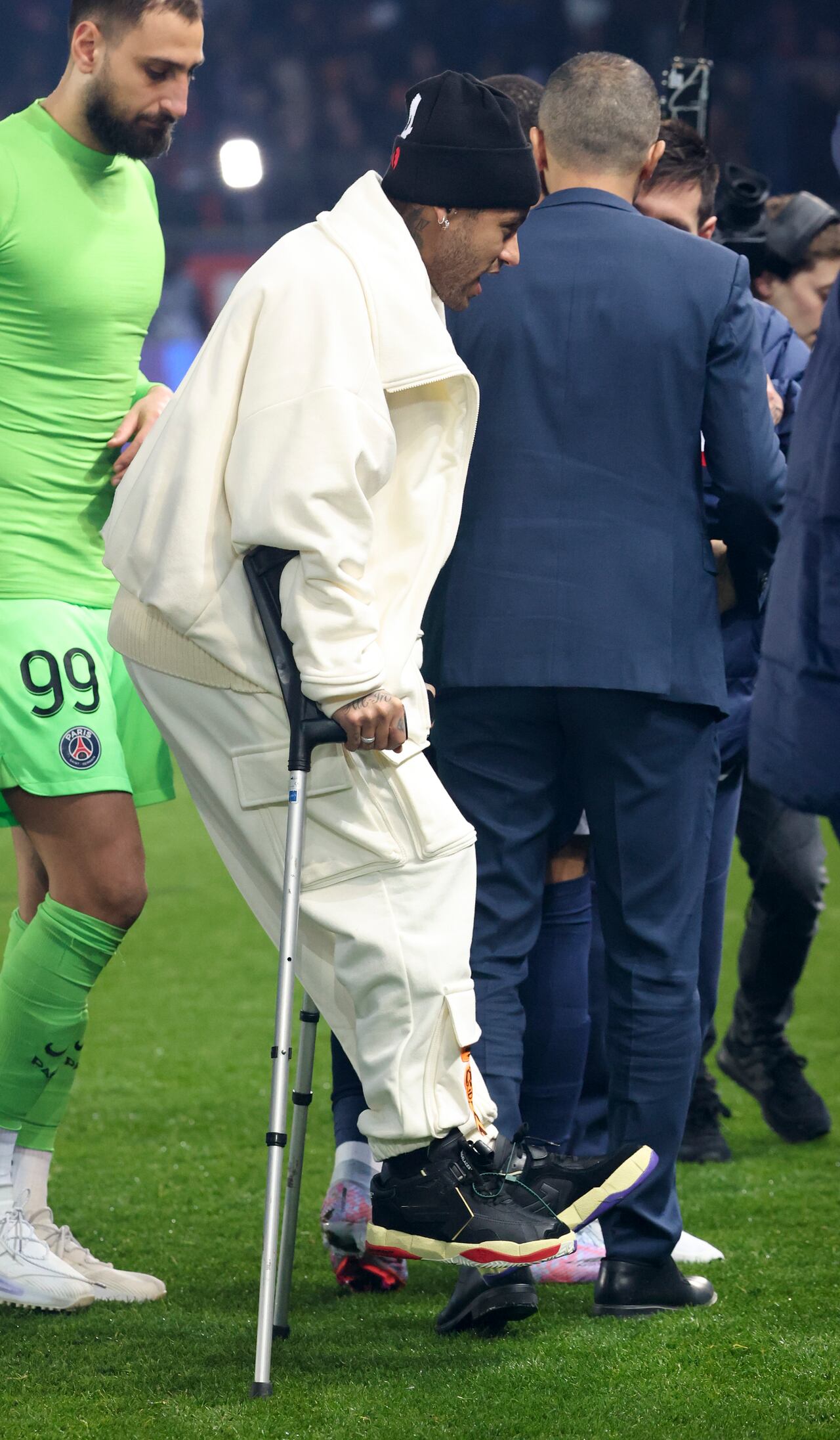 Neymar, en marzo de 2023, usando muletas por su lesión en el tobillo
