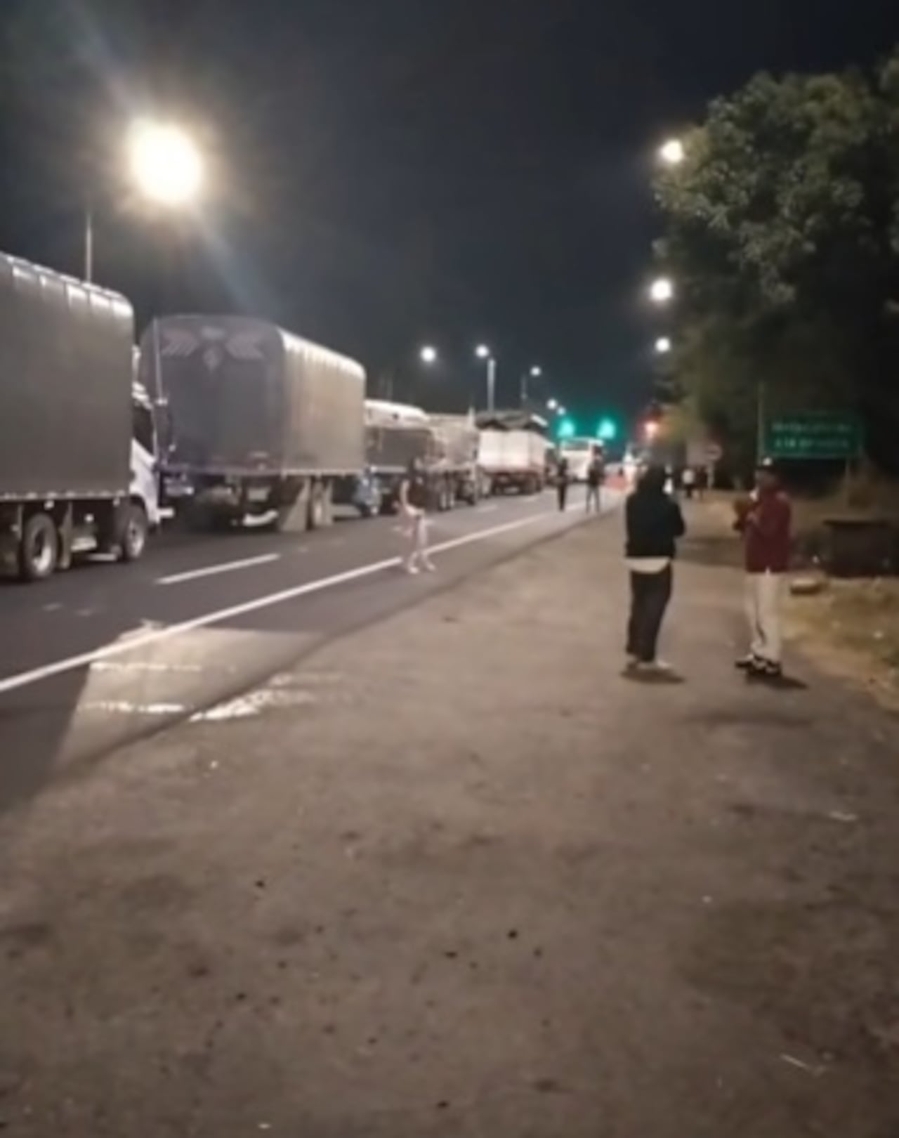 Conductores permanecieron represados durante varias horas en la vía Panamericana, a la altura de Villa Rica, Cauca, tras el hallazgo de un objeto sospechoso. Luego de los protocolos de seguridad, las autoridades reabrieron el paso y restablecieron la movilidad.