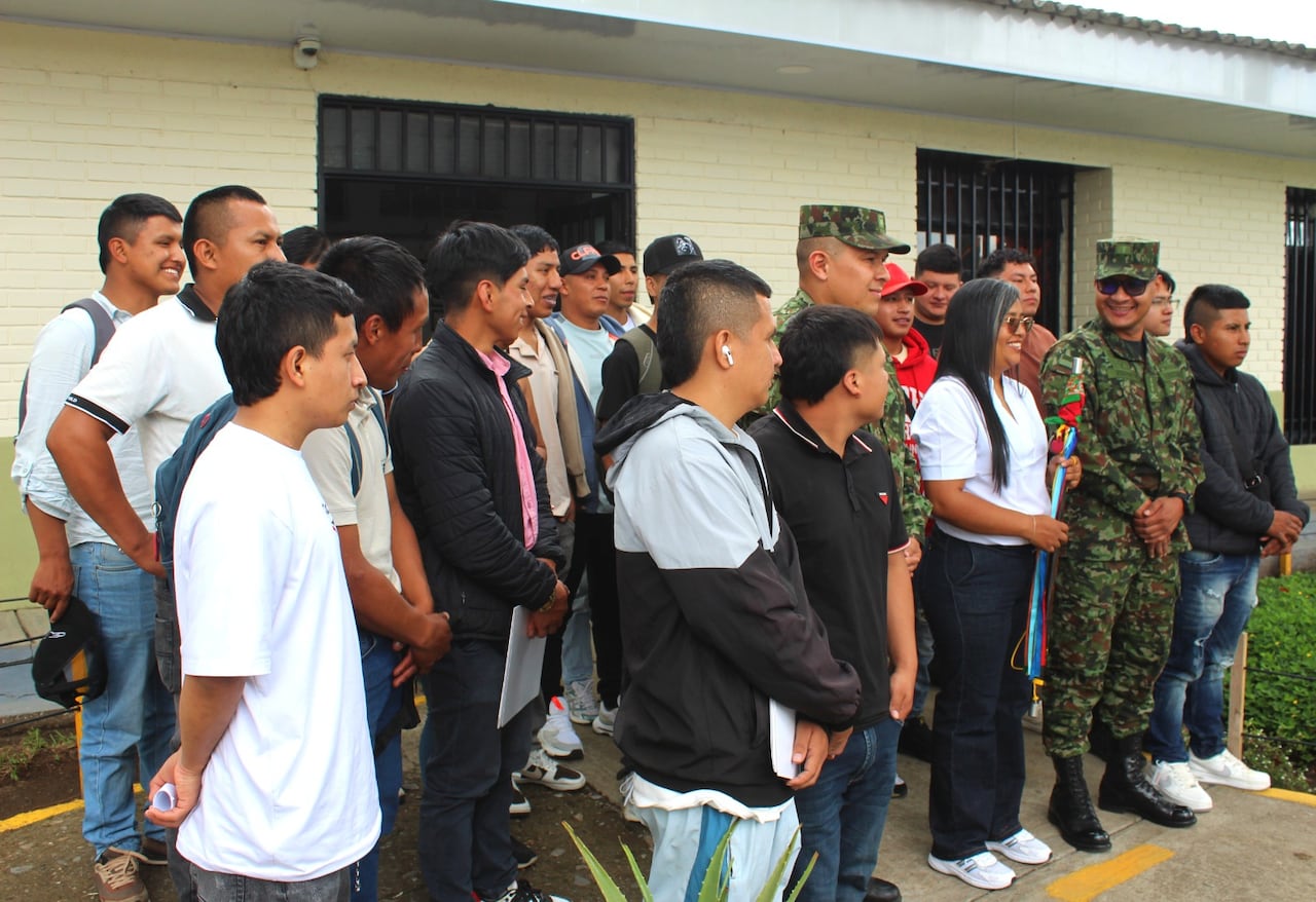 Durante la jornada, el personal del Ejército Nacional acompañó a los jóvenes y les explicó los requisitos del proceso para comunidades étnicas.
