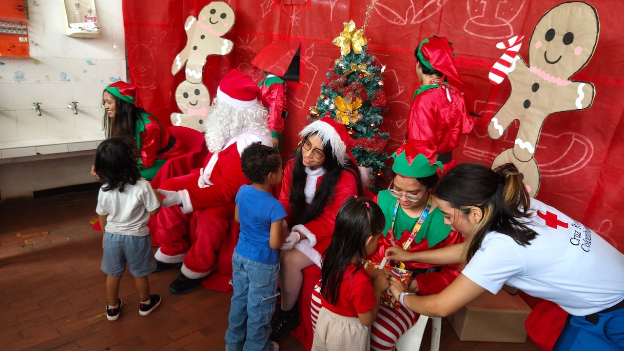 Voluntarios de la Cruz Roja y El País acompañaron la entrega de regalos y refrigerios en Cali.